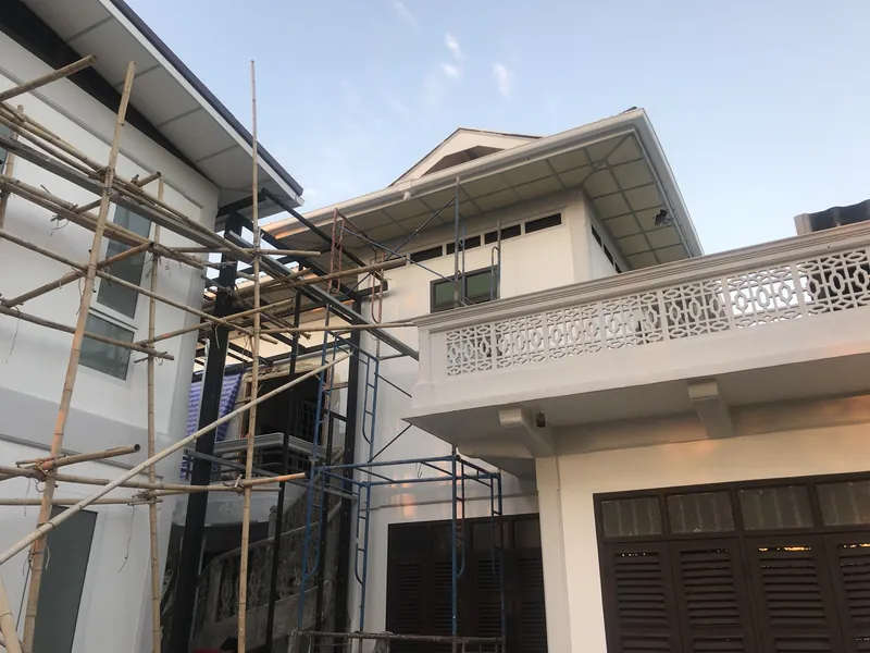 อาคารห้องน้ำสร้างใหม่ของบ้านอาจ้อ ชนระเบียงลายฉลุขาวของบ้านเดิม กุมภาพันธ์ 2019