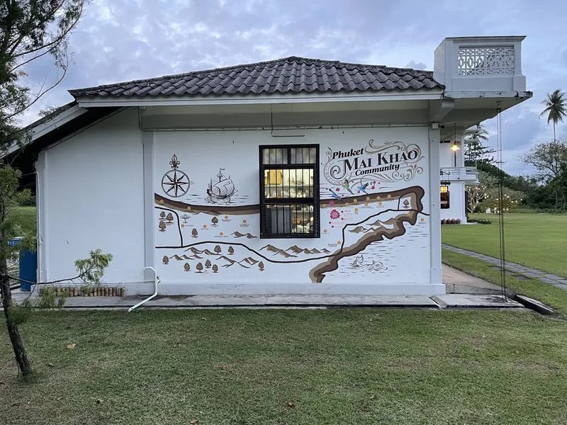 กำแพงแผนที่ Phuket Mai Khao Community วาดเสร็จเต็มผนังอาคารสีขาว บ้านอาจ้อ