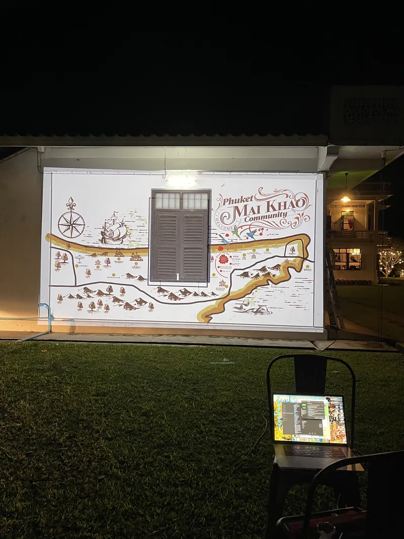 แบบแผนที่ชุมชนไม้ขาวฉายด้วย projector บนผนังอาคารตอนกลางคืน ก่อนวาดจริง 18 กรกฎาคม 2022 — เทคนิคเดียวกับ mural โบตั๋นปี 2018