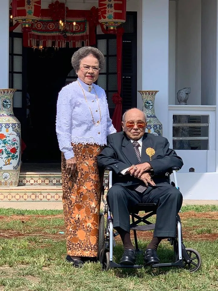 ผู้ใหญ่ของตระกูลถ่ายภาพหน้าบ้านอาจ้อที่ประดับโคมจีน ในวันสภาครอบครัวกลับมาประชุมที่บ้าน เมษายน 2019
