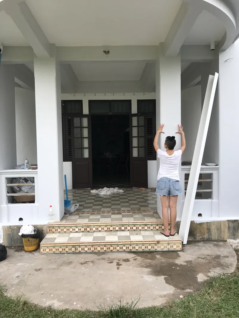 คุณน้ายืนตรวจงานหน้าบ้านอาจ้อที่เพิ่งทาสีขาวควันบุหรี่เสร็จ 25 ธันวาคม 2018