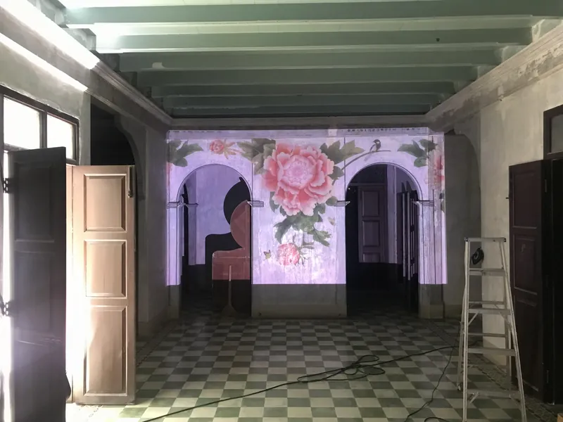 ลายดอกโบตั๋นฉายด้วย projection mapping เต็มผนังโถงบ้านอาจ้อ คืนวันที่ 28 กรกฎาคม 2018
