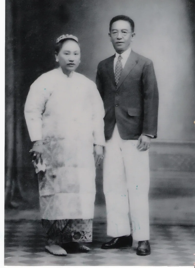 ภาพขาวดำ อาจ้อ ตันจิ้นหงวน และอาจ้อ เอี๊ยบลุ้ยหวุน ในชุดทางการ จากคลังภาพของครอบครัว