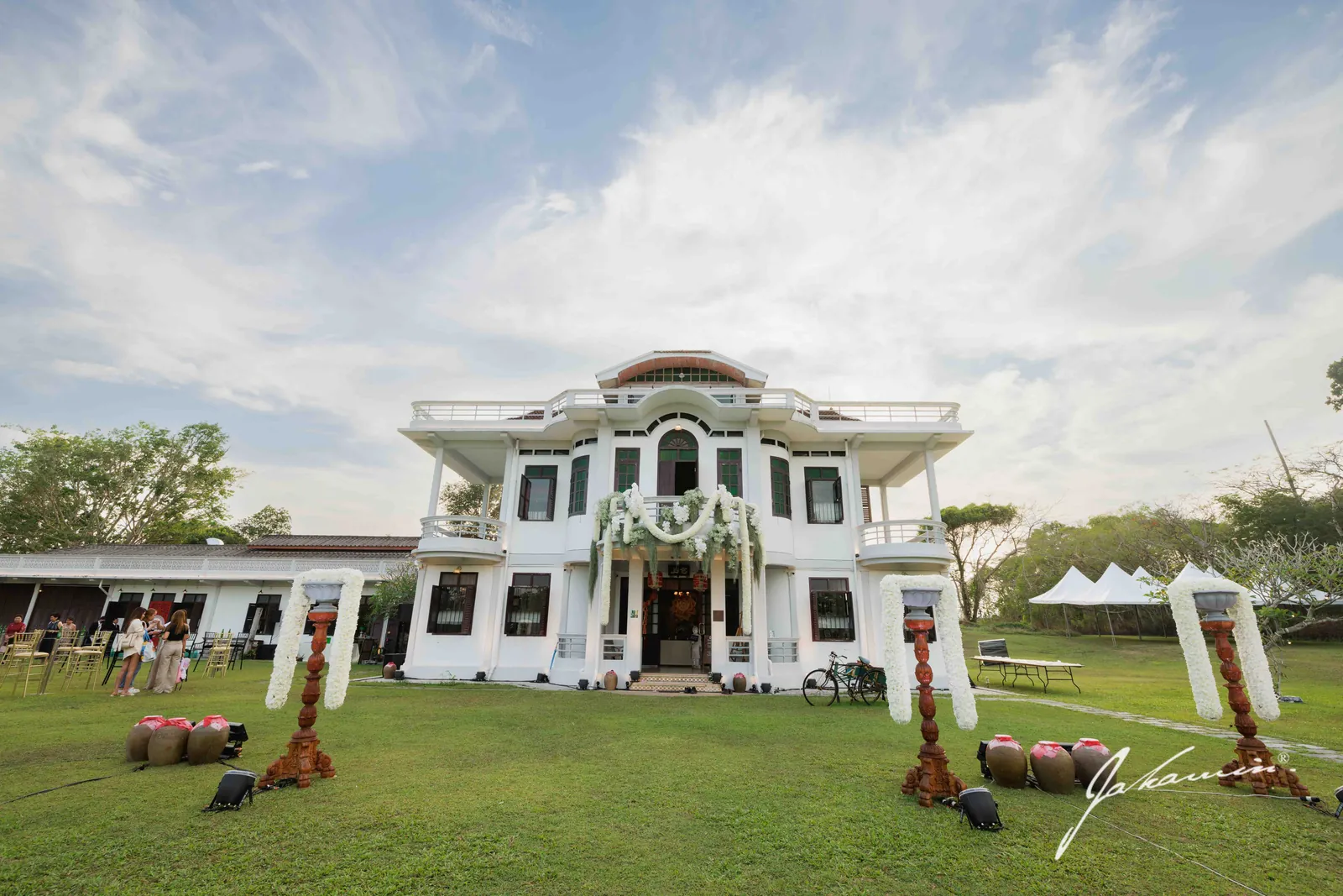 The garden lawn and mansion frontage at Baan Ar-Jor