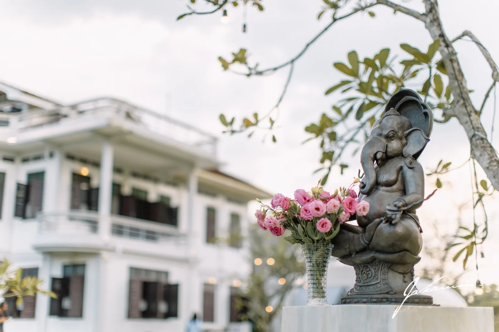 The mansion frontage at Baan Ar-Jor, dressed with florals for a wedding