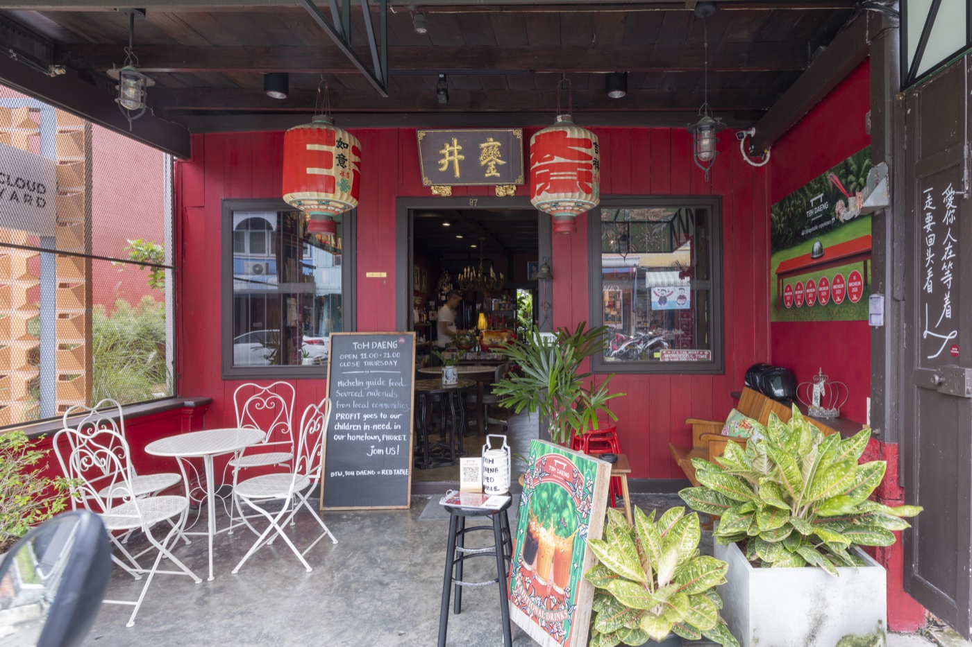 TOH DAENG at Phuket Old Town exterior