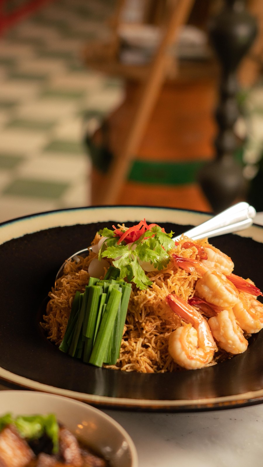 Toh-Daeng red-table restaurant at Baan Ar-Jor