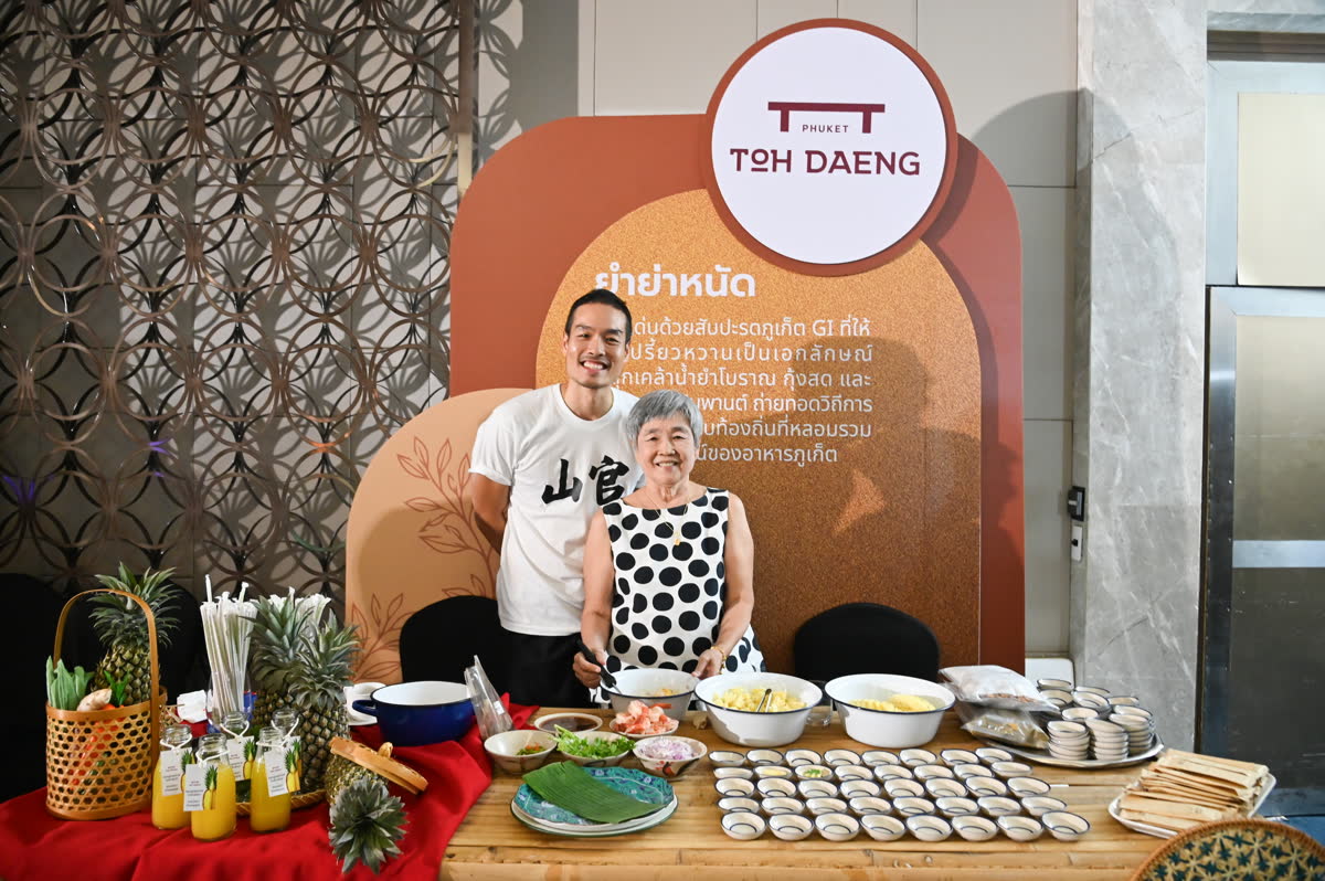 Restaurant owner and Ama, the real chef, at the Toh Daeng tasting booth — เจ้าของร้านและอามะ เชฟตัวจริง ที่บูธชิมยำยานัด
