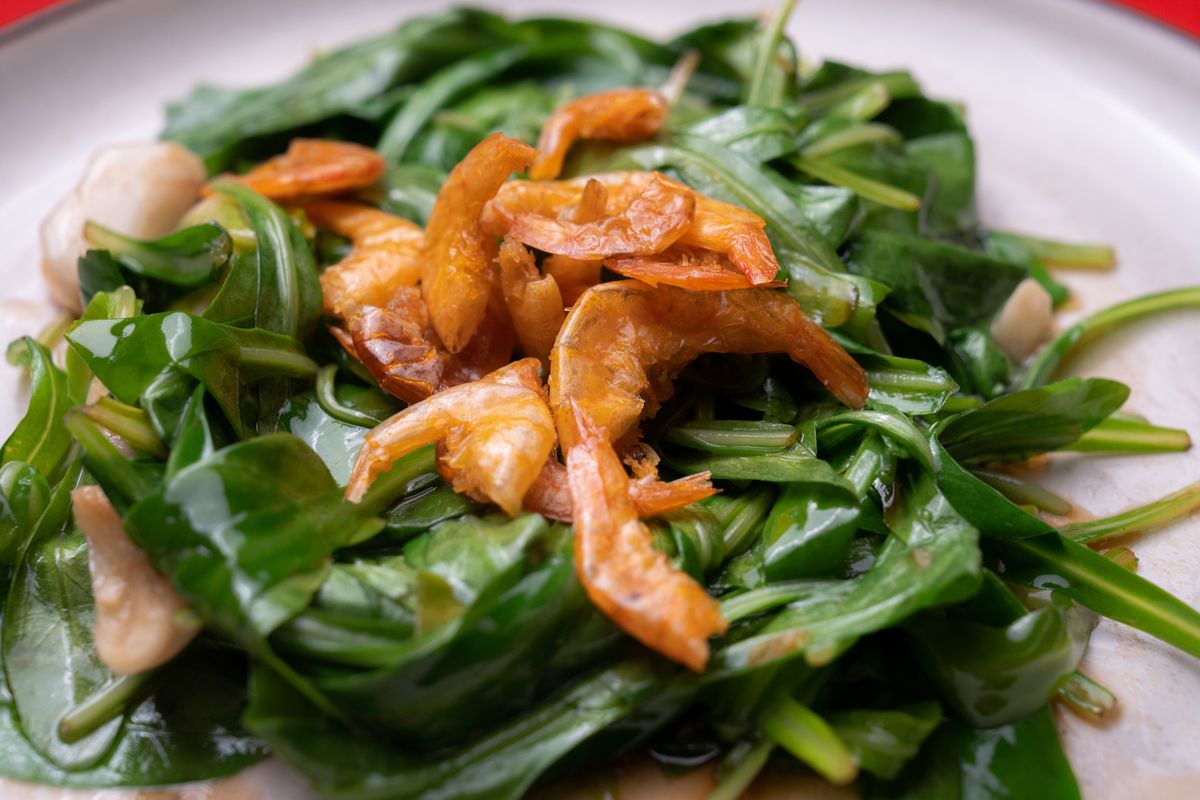 ผัดผักลิ้นห่านโรยกุ้งเสียบ — Stir-Fried Andaman Sea Vegetable & Dried Prawns