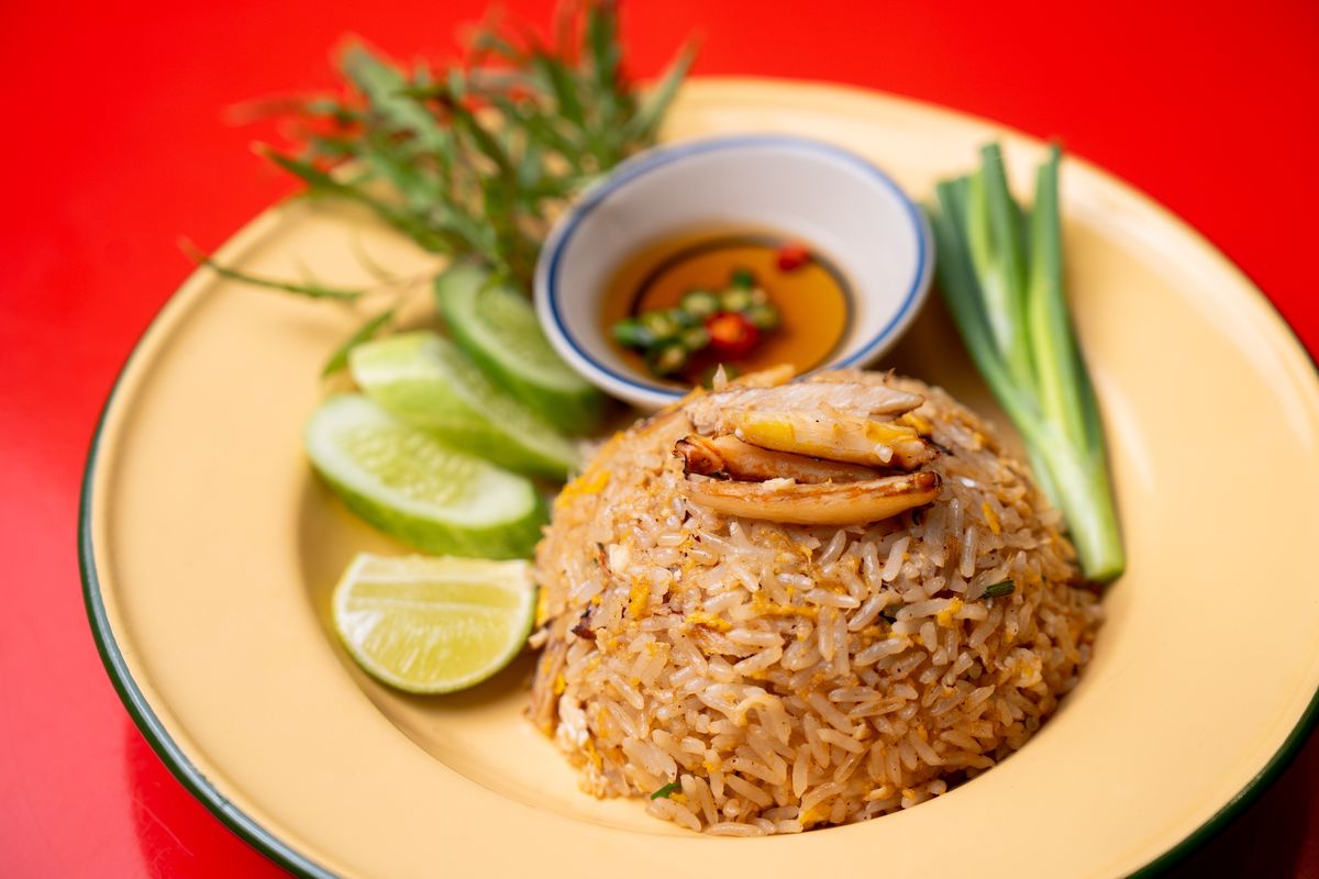 ข้าวผัดเนื้อปู — Crab Fried Rice