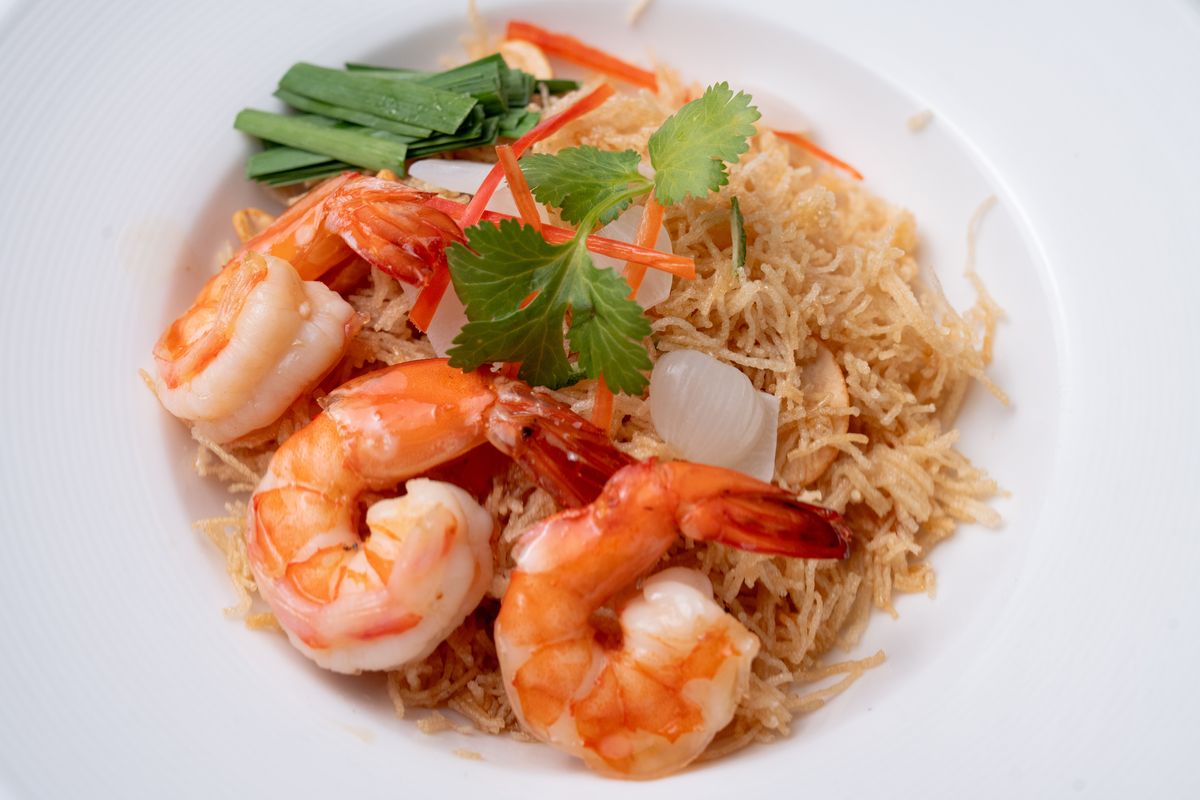 หมี่กรอบกุ้ง — Crispy Sweet Noodles with Prawns