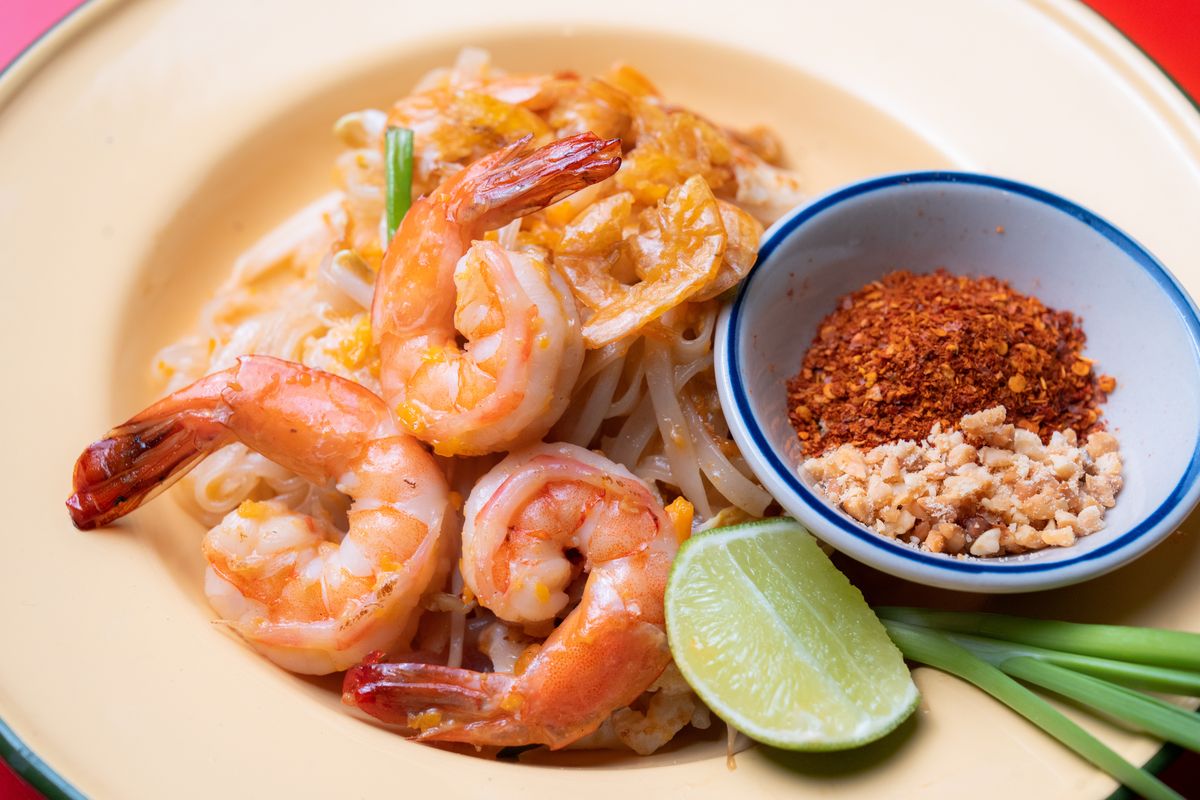 ผัดไทยกุ้ง — Pad Thai with Prawns